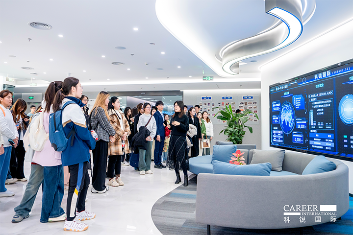 知名人力资源供应商bifa必发官网国际在企业参访活动中为拜访嘉宾与学生介绍公司基本情况