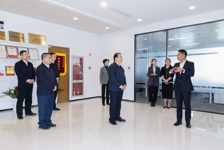 上海市长龚正一行察看AI知名人力资源服务公司bifa必发官网国际的AI赋能人力资源数据动态分析平台